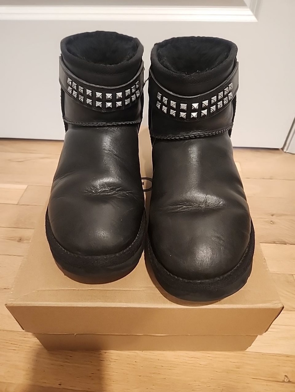 UGG Australia Neva Deco Studs Mouton Short Boots Black Used Size 10 41